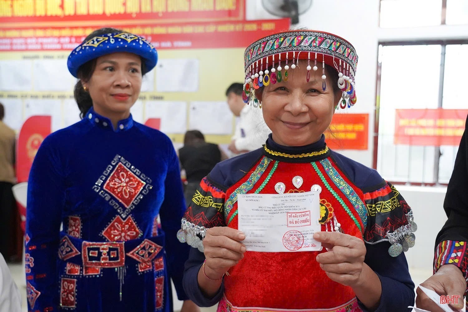 Niềm vui của cử tri xã Sơn Kim 1 sau khi hoàn thành việc bỏ phiếu.