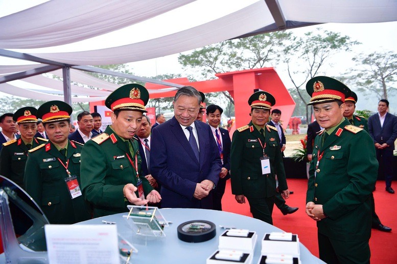 Tổng Bí thư Tô Lâm nghe giới thiệu khi tham quan các gian trưng bày - Ảnh: VGP/Nhật Bắc