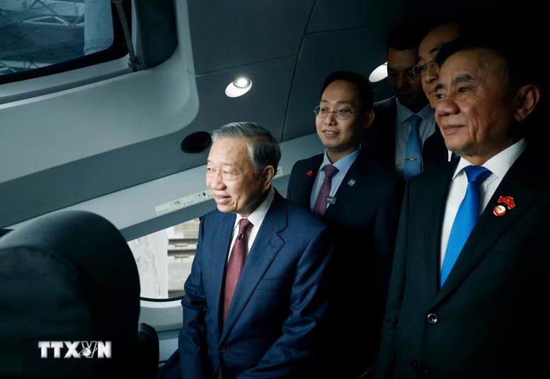 Tổng Bí thư, Chủ tịch nước Tô Lâm trên tàu cao tốc đi thành phố Nam Ninh - Ảnh: TTXVN