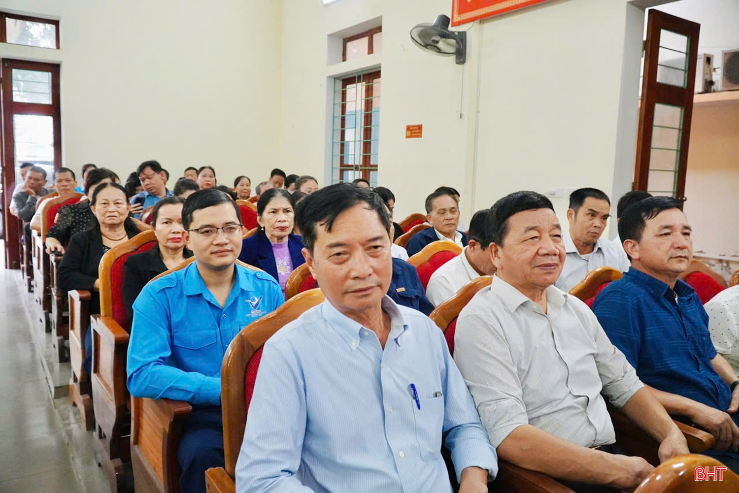 Cử tri lắng nghe chương trình hành động của các ứng viên.