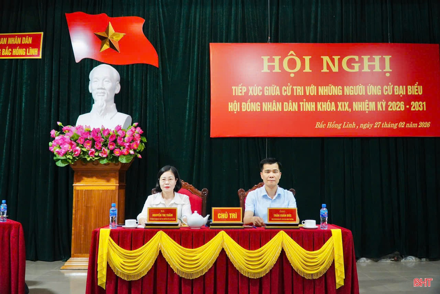Chủ trì hội nghị.