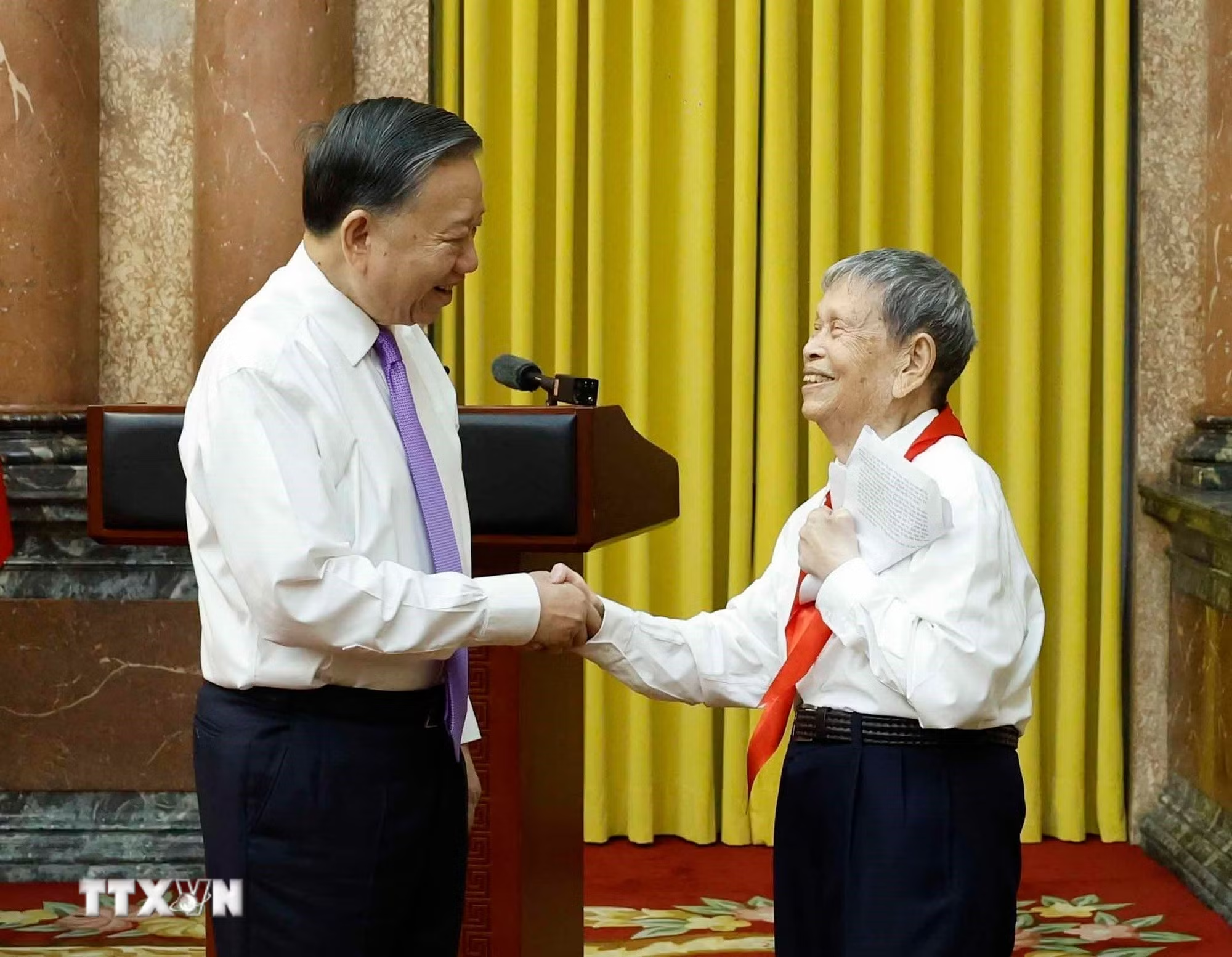 Tổng Bí thư, Chủ tịch nước Tô Lâm với Thầy giáo Nhân dân, Anh hùng Lao động Nguyễn Đức Thìn - người khởi xướng phong trào “Nghìn việc tốt” từ năm 1963, từng vinh dự được gặp Bác Hồ. (Ảnh: Thống Nhất/TTXVN).