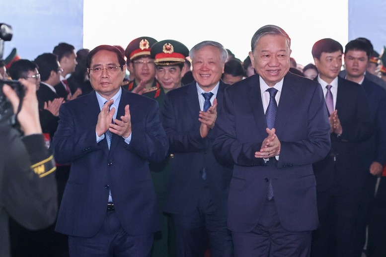 Tổng Bí thư Tô Lâm, Thủ tướng Chính phủ Phạm Minh Chính tới dự lễ khởi công nhà máy chế tạo chip bán dẫn đầu tiên tại Việt Nam - Ảnh: VGP/Nhật Bắc