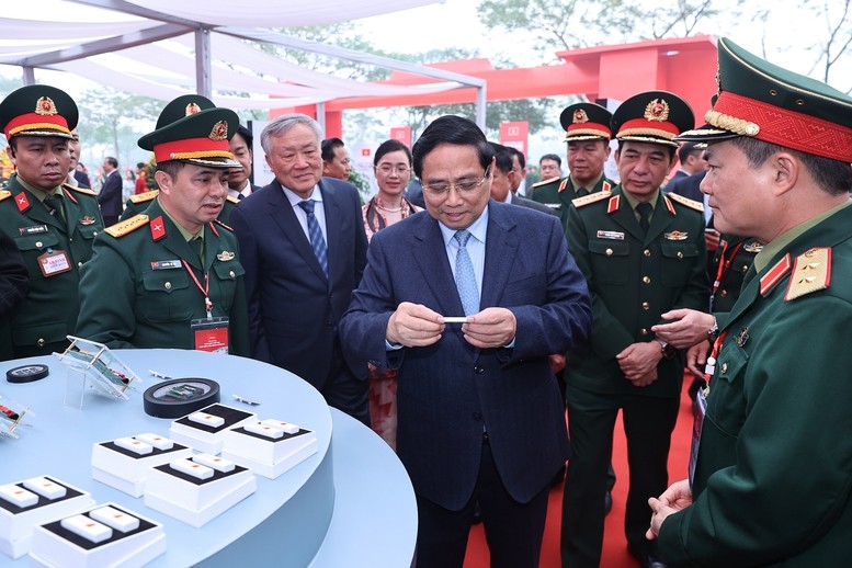 Thủ tướng Phạm Minh Chính tham quan gian trưng bày - Ảnh: VGP/Nhật Bắc