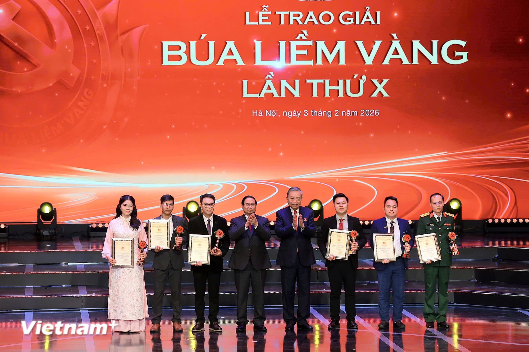 Tập thể tác giả vinh dự nhận giải A, Giải thưởng Búa liềm Vàng năm 2025. (Ảnh: Hoài Nam/Vietnam+)