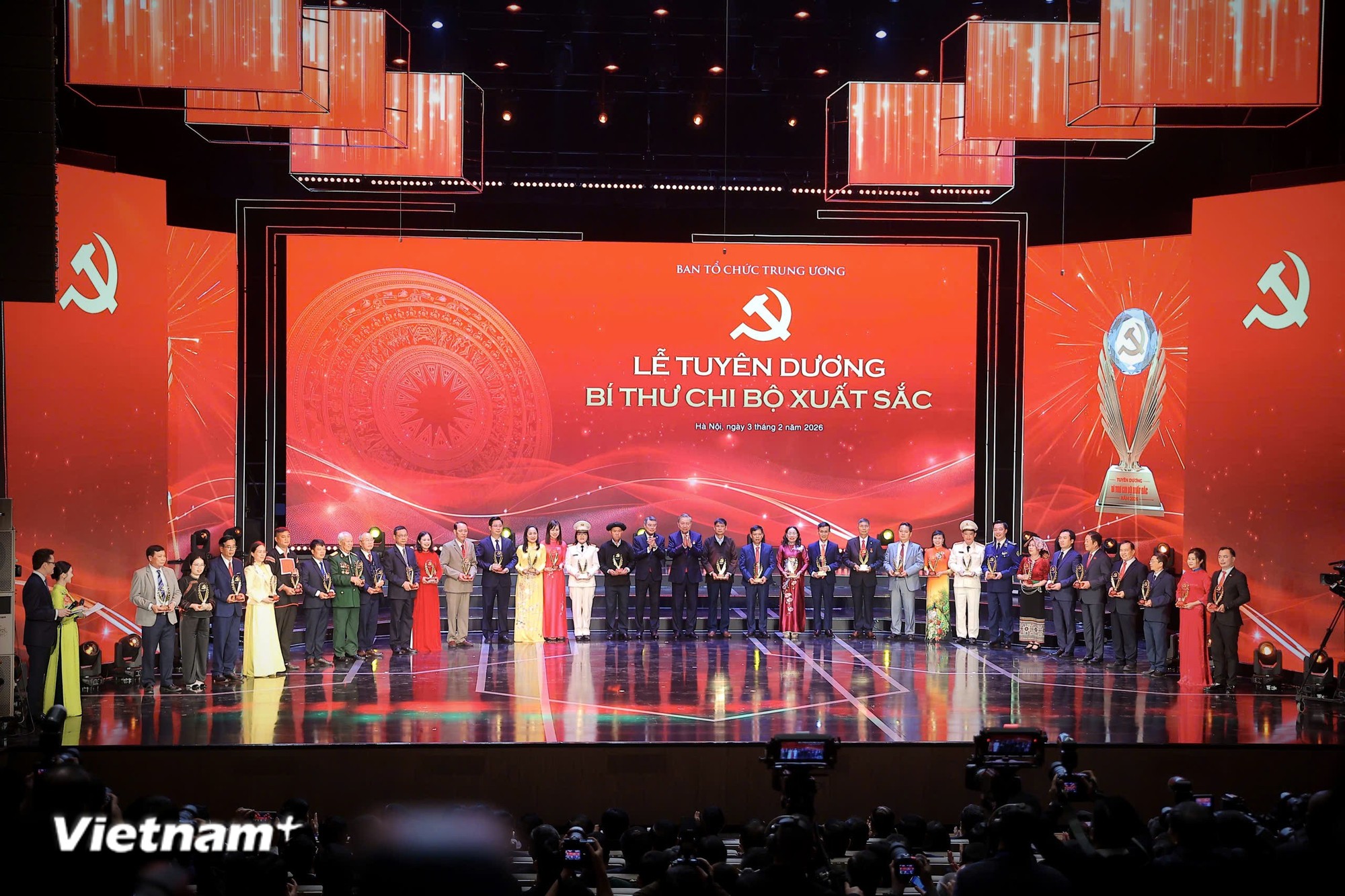 Tuyên dương tập thể các Bí thư chi bộ xuất sắc, làm tốt các nhiệm vụ trong năm 2025. (Ảnh: Hoài Nam/Vietnam+)