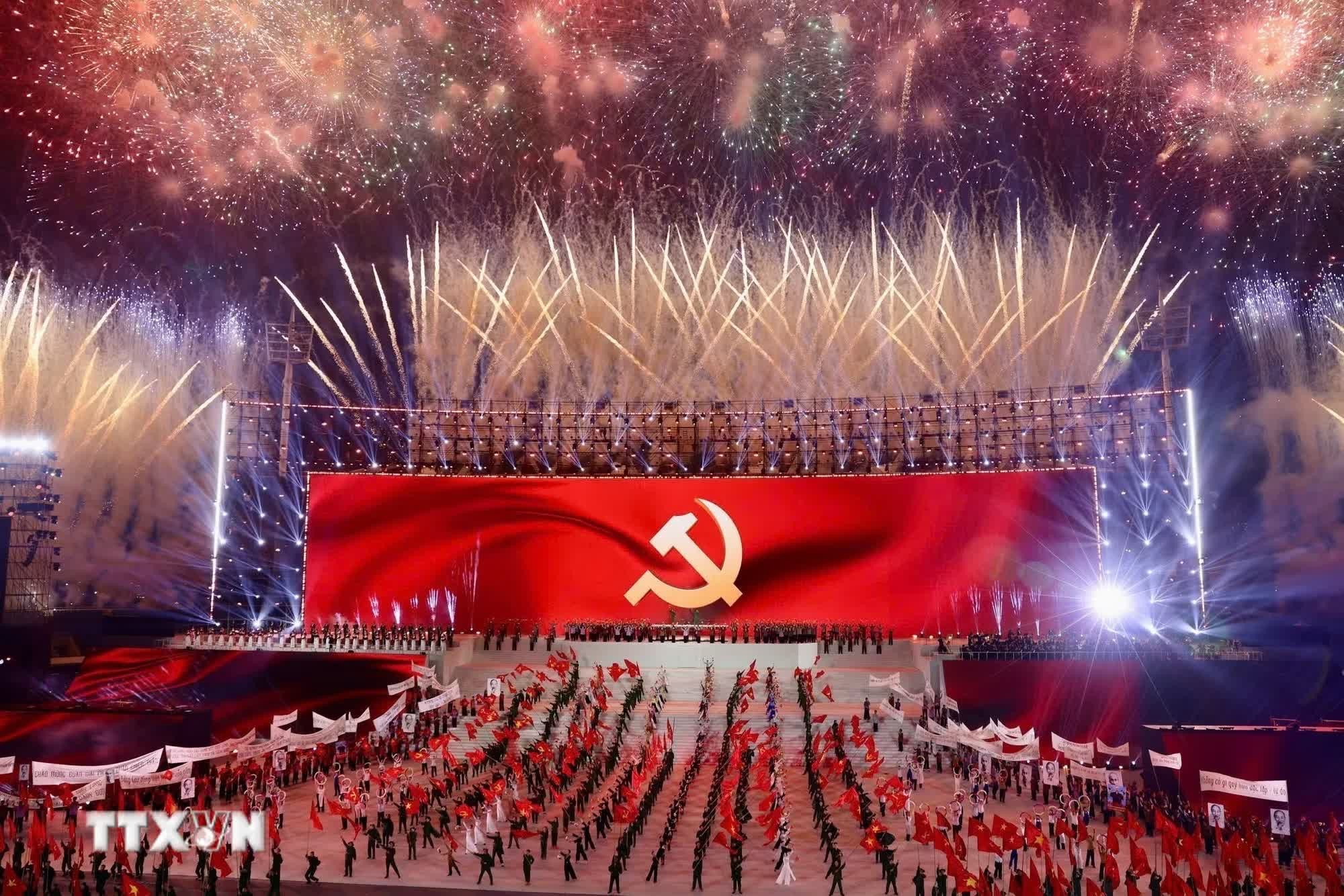 Màn trình diễn pháo hoa nghệ thuật đặc sắc quy mô lớn như bản hòa ca hùng tráng chào mừng thành công Đại hội đại biểu toàn quốc lần thứ XIV của Đảng, tối 23/1/2026. (Ảnh: TTXVN)