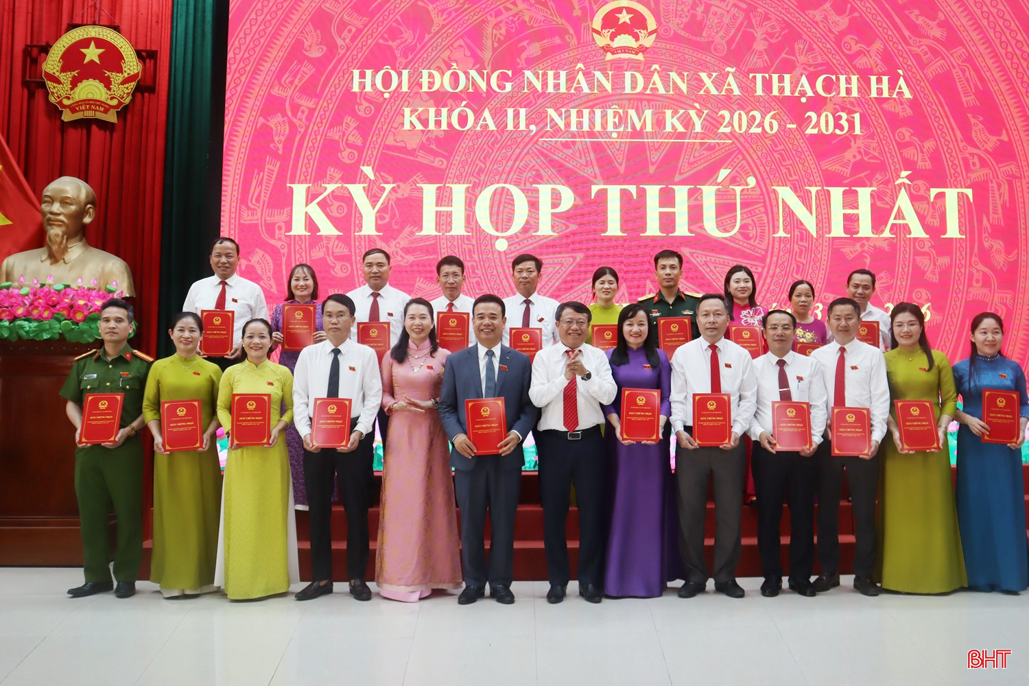 Phó Chủ tịch HĐND tỉnh Dương Tất Thắng và Trưởng ban Văn hóa – Xã hội HĐND tỉnh Đào Thị Anh Nga trao giấy chứng nhận đại biểu HĐND xã Thạch Hà khóa II, nhiệm kỳ 2026–2031.