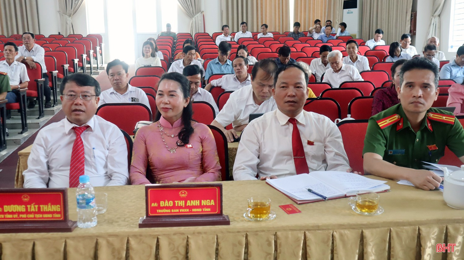 Phó Chủ tịch HĐND tỉnh Dương Tất Thắng và đại biểu tham dự kỳ họp.