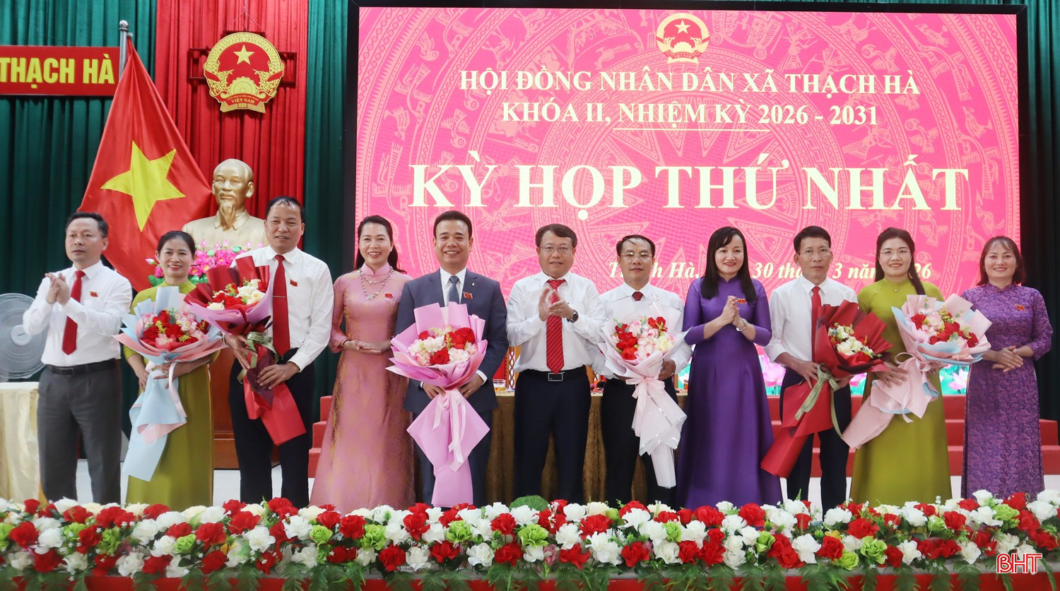 Phó Chủ tịch HĐND tỉnh Dương Tất Thắng và Trưởng ban Văn hóa – Xã hội HĐND tỉnh Đào Thị Anh Nga tặng hoa chúc mừng các đồng chí trúng cử các chức danh chủ chốt HĐND xã Thạch Hà nhiệm kỳ 2026–2031.