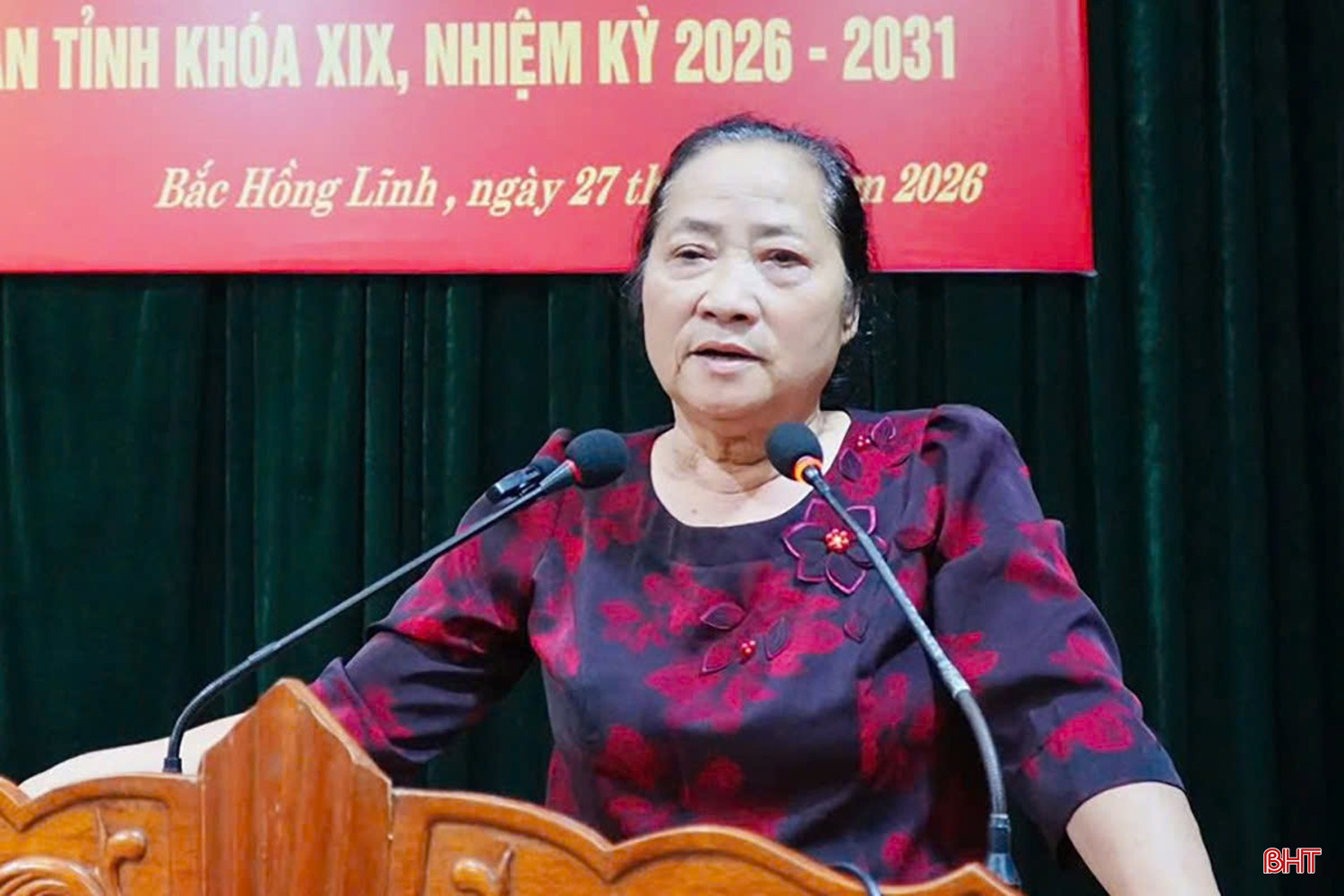 Cử tri Nguyễn Thị Quy ở tổ dân phố 10 phát biểu tại hội nghị.