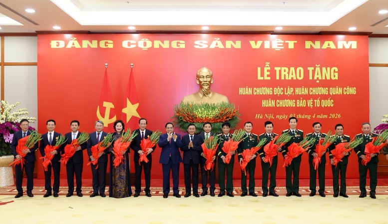 Thủ tướng Phạm Minh Chính và Thường trực Ban Bí thư Trần Cẩm Tú trao Huân chương Độc lập hạng Ba, Huân chương Quân công hạng Ba và Huân chương bảo vệ Tổ quốc hạng Nhì cho 15 đồng chí là lãnh đạo, nguyên lãnh đạo các bộ, ngành Trung ương - Ảnh: VGP/Đức Tuân