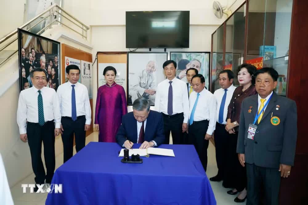 Tổng Bí thư, Chủ tịch nước Tô Lâm ký sổ lưu bút tại Khu Di tích Chủ tịch Hồ Chí Minh ở tỉnh Udon Thani (Thái Lan). (Ảnh: Thống Nhất/TTXVN)