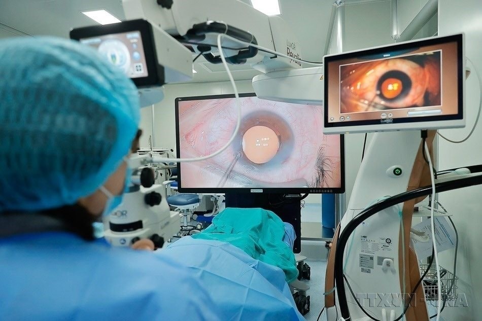 Trung tâm Mắt công nghệ cao Tâm Anh đầu tư hệ thống 2 máy Visumax 800 mổ SMILE Pro, tích hợp hệ thống trang thiết bị được đầu tư đồng bộ, mang lại trải nghiệm tốt cho các phẫu thuật tật khúc xạ cho khách. (Ảnh: Minh Quyết – TTXVN)