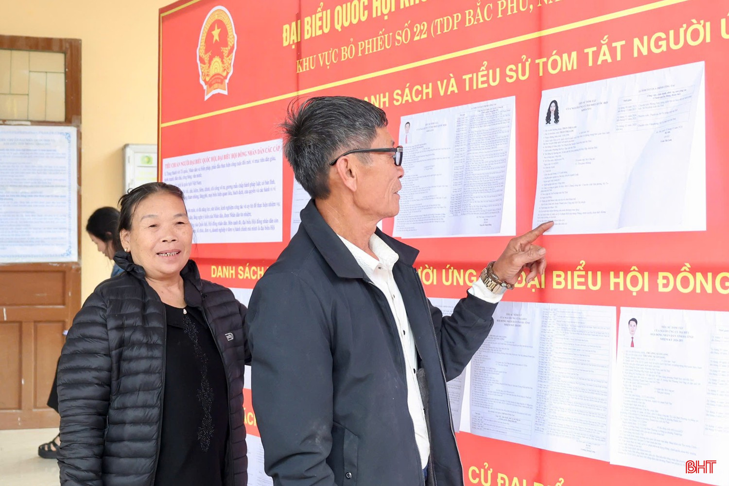 Cử tri tìm hiểu thông tin ứng cử viên.