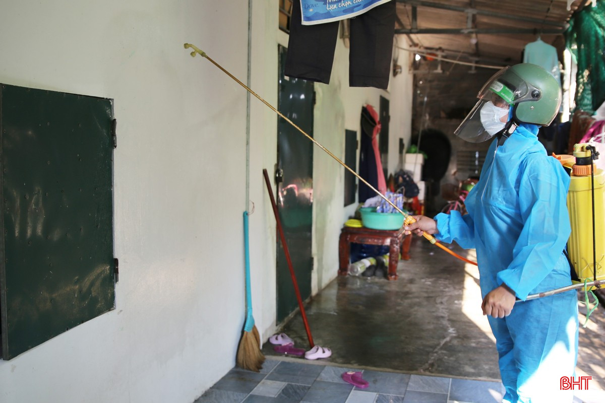 bqbht_br_phun-hoa-chat-diet-muoi-tai-khu-vuc-nha-benh-nhan.jpg
