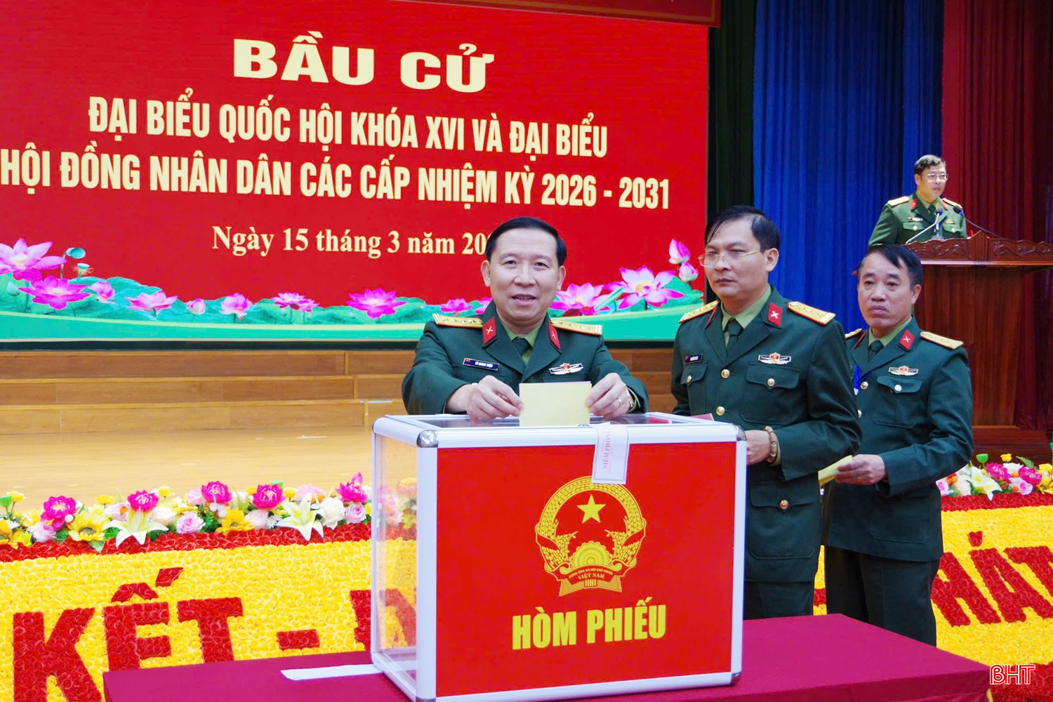 Lãnh đạo Bộ CHQS tham gia bỏ phiếu bầu cử.