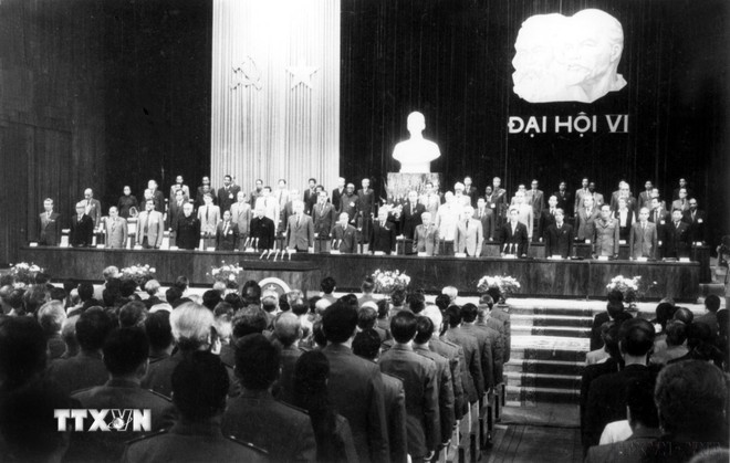 Đại hội đại biểu toàn quốc lần thứ VI của Đảng họp từ ngày 15 đến 18/12/1986 tại Thủ đô Hà Nội với sự tham dự của 1.129 đại biểu, đại diện cho gần 1,9 triệu đảng viên trong cả nước. Đại hội VI đã đề ra đường lối đổi mới toàn diện theo định hướng XHCN, đưa đất nước ta vượt qua cuộc khủng hoảng kinh tế-xã hội nghiêm trọng, đạt được những thắng lợi mang ý nghĩa quyết định cho những năm phát triển tiếp theo. (Ảnh: TTXVN)