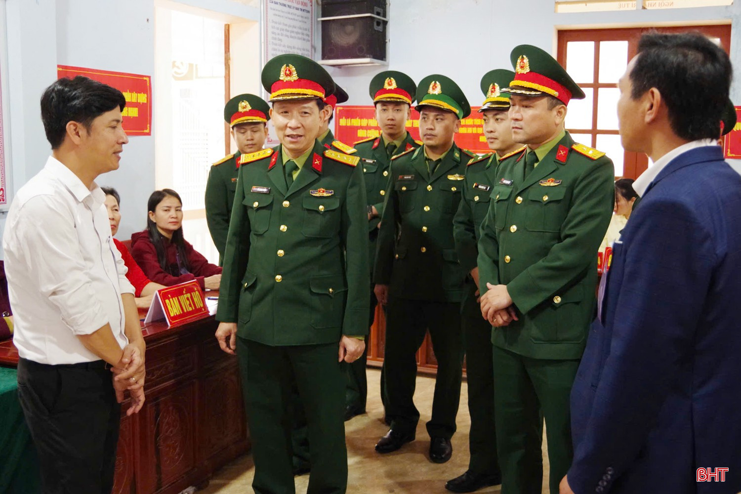 Đại tá Võ Quang Thiện - Chính ủy Bộ CHQS tỉnh kiểm tra công tác bầu cử tại xã biên giới Sơn Hồng