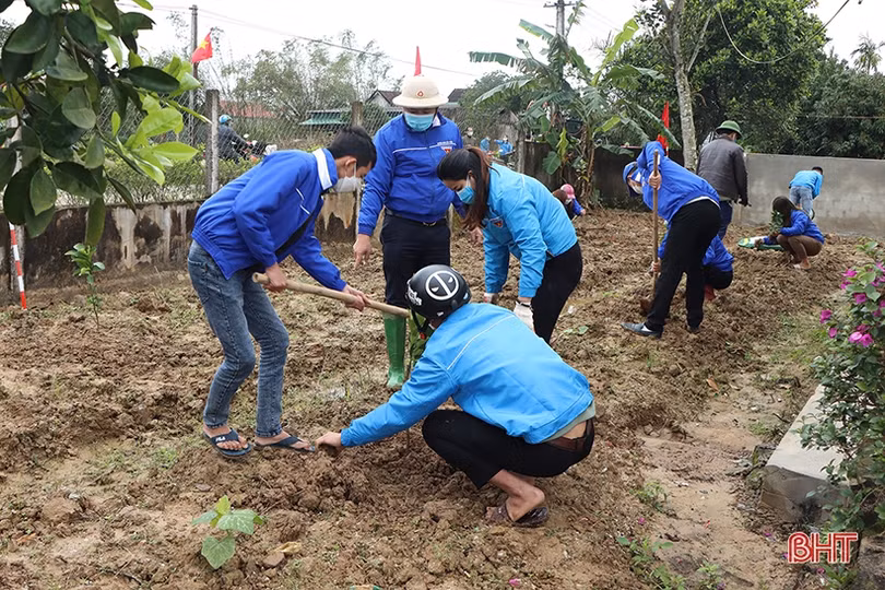 Gần 400 đoàn viên, hội viên ở Cẩm Xuyên ra quân xây dựng nông thôn mới