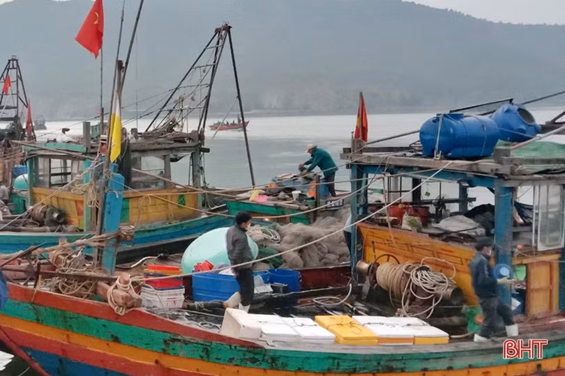 Ngư dân Hà Tĩnh tranh thủ vươn khơi những ngày biển ấm