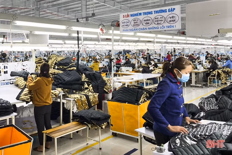 Gần 1.000 công nhân Công ty Apparetech Đức Thọ đi làm trở lại