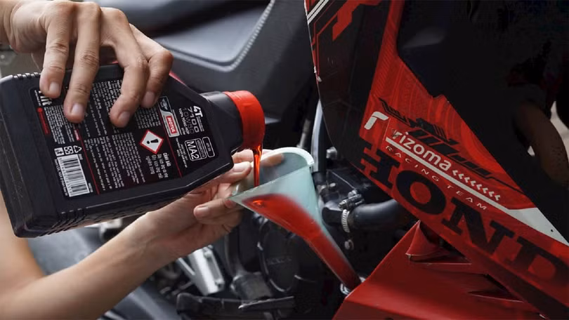 Dầu nhớt ô tô có sử dụng cho xe máy được không?