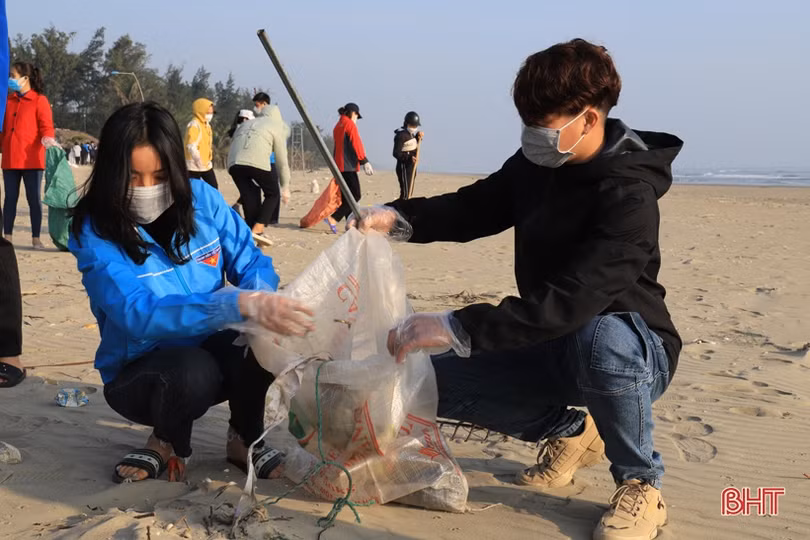 Đoàn viên thanh niên Nghi Xuân ra quân vệ sinh môi trường, làm sạch bãi biển