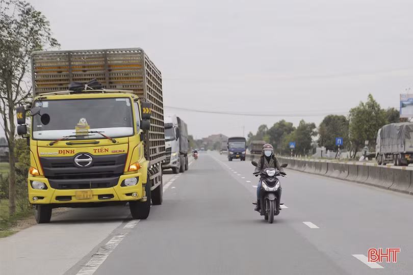 Xe tải đậu trên quốc lộ 1 đoạn qua Can Lộc gây mất an toàn giao thông