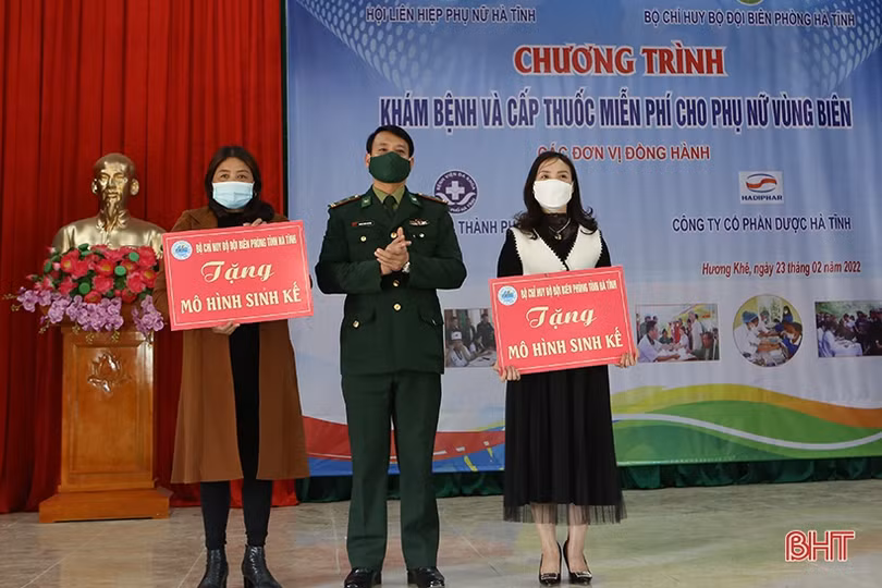 Khám, cấp phát thuốc miễn phí cho phụ nữ vùng biên khó khăn
