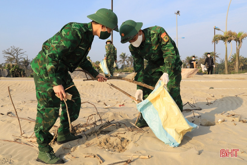 Đoàn viên thanh niên Nghi Xuân ra quân vệ sinh môi trường, làm sạch bãi biển