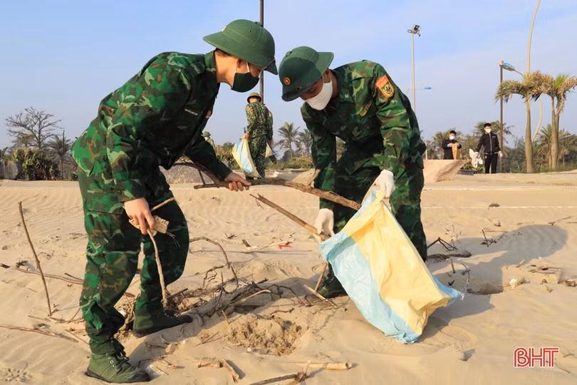 Đoàn viên thanh niên Nghi Xuân ra quân vệ sinh môi trường, làm sạch bãi biển