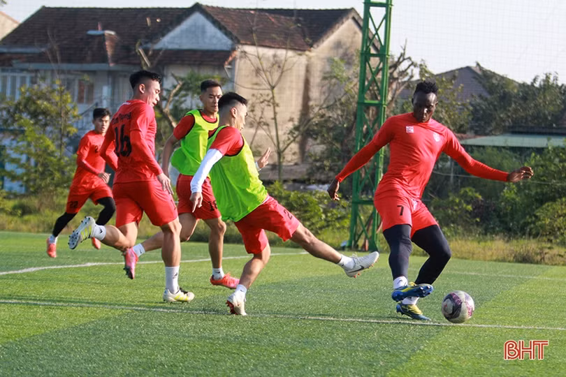 Hồng Lĩnh Hà Tĩnh và Hải Phòng tập luyện chuẩn bị cho trận khai màn V.League 2022