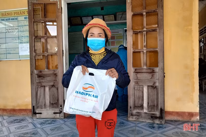 Khám, cấp phát thuốc miễn phí cho phụ nữ vùng biên khó khăn