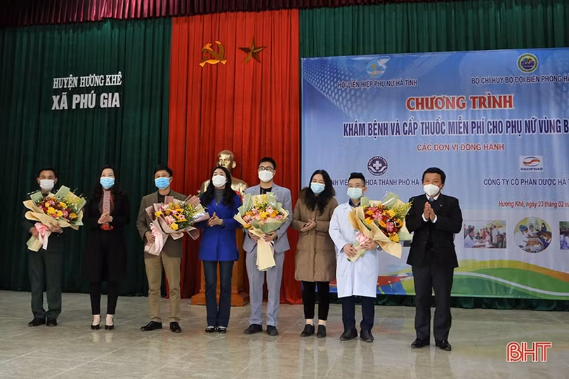 Khám, cấp phát thuốc miễn phí cho phụ nữ vùng biên khó khăn