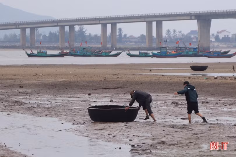 Ngư dân Hà Tĩnh tranh thủ vươn khơi những ngày biển ấm