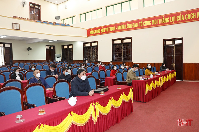 TX Kỳ Anh trao quyết định tuyển dụng cho công chức cấp xã