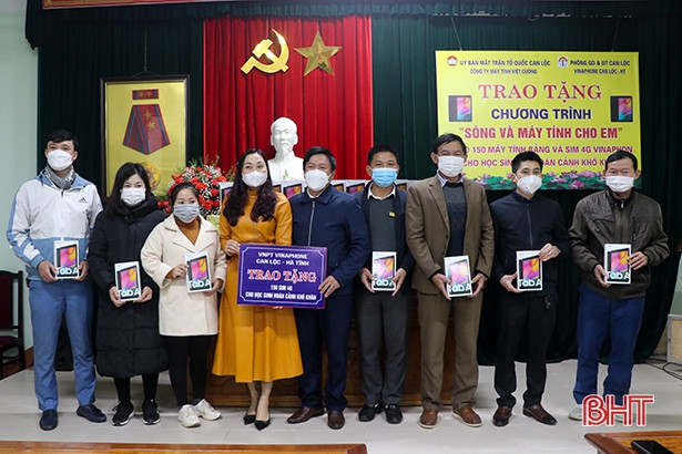 Trao tặng 150 máy tính bảng hỗ trợ học sinh có hoàn cảnh khó khăn ở Can Lộc
