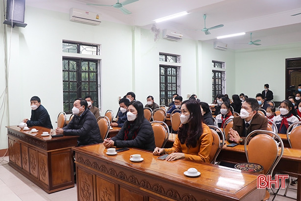 Trao tặng 150 máy tính bảng hỗ trợ học sinh có hoàn cảnh khó khăn ở Can Lộc