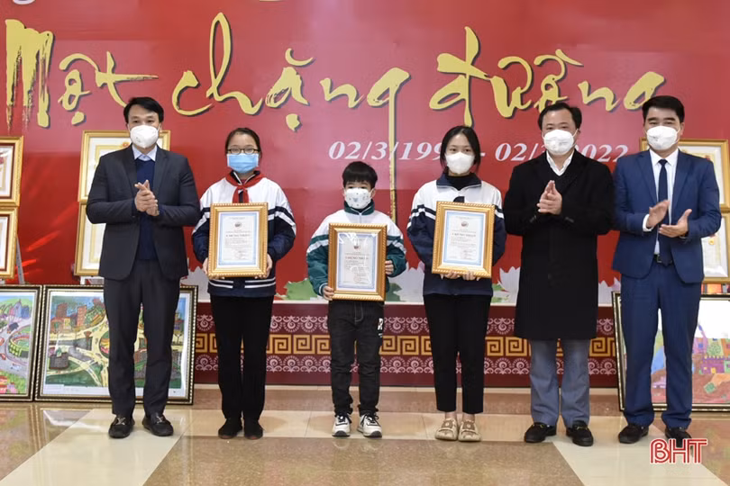 Khai mạc triển lãm “Thị xã Hồng Lĩnh - 30 năm một chặng đường”