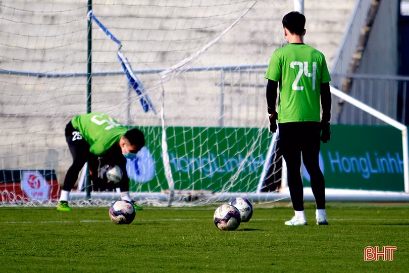 Hồng Lĩnh Hà Tĩnh và Hải Phòng tập luyện chuẩn bị cho trận khai màn V.League 2022