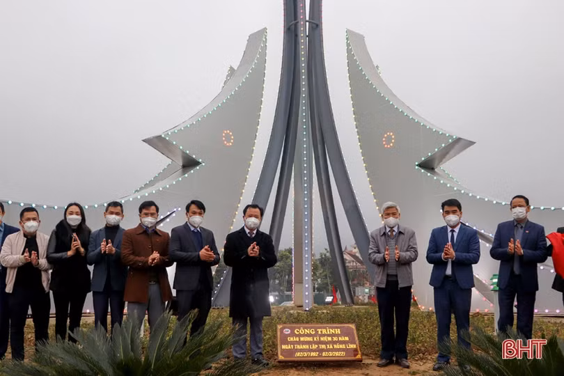 Gắn biển 6 công trình chào mừng kỷ niệm 30 năm ngày thành lập TX Hồng Lĩnh