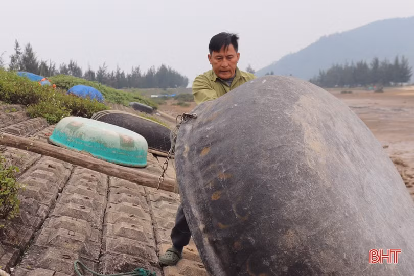 Ngư dân Hà Tĩnh tranh thủ vươn khơi những ngày biển ấm