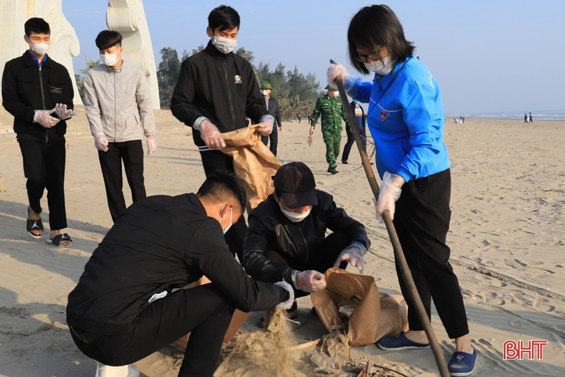 Đoàn viên thanh niên Nghi Xuân ra quân vệ sinh môi trường, làm sạch bãi biển