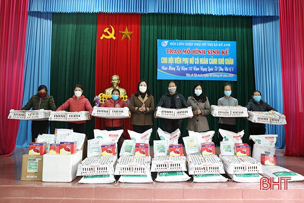 Trao 26 mô hình sinh kế cho hội viên phụ nữ khó khăn ở TX Kỳ Anh