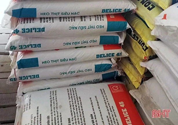 Giá thức ăn liên tục tăng, “làm khó” người chăn nuôi Hà Tĩnh