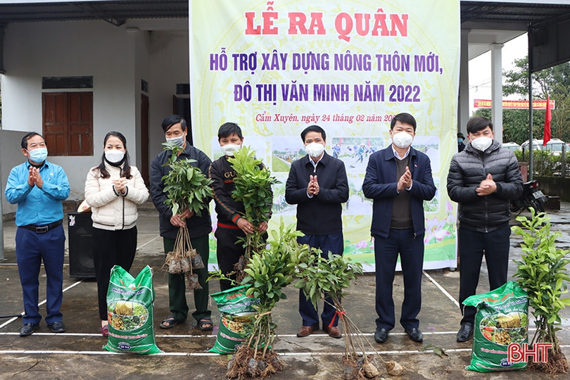 Gần 400 đoàn viên, hội viên ở Cẩm Xuyên ra quân xây dựng nông thôn mới