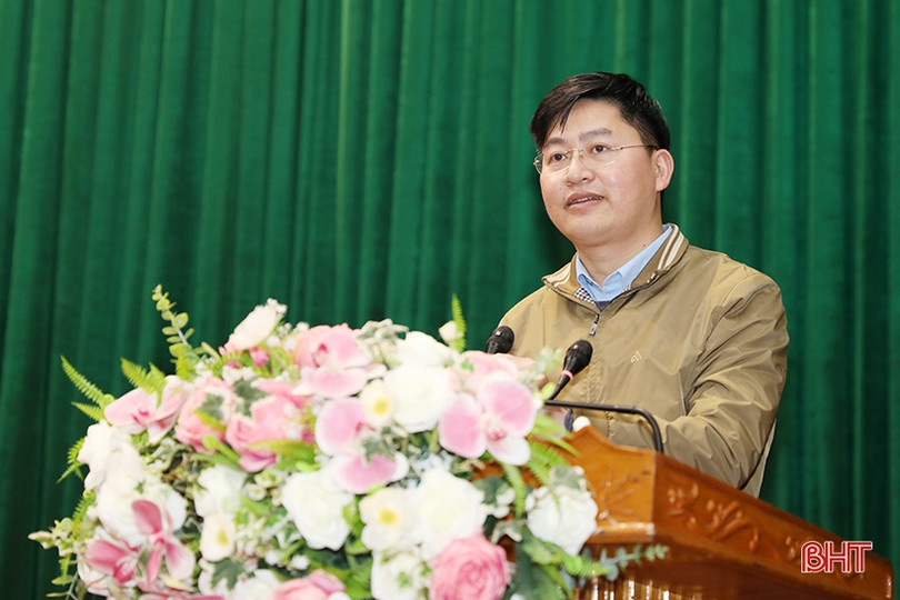 TX Kỳ Anh trao quyết định tuyển dụng cho công chức cấp xã