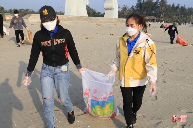 Đoàn viên thanh niên Nghi Xuân ra quân vệ sinh môi trường, làm sạch bãi biển