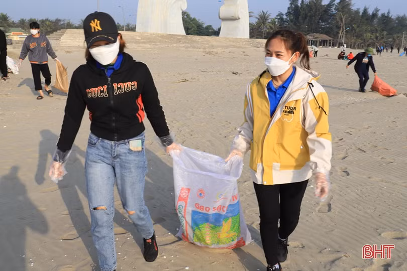 Đoàn viên thanh niên Nghi Xuân ra quân vệ sinh môi trường, làm sạch bãi biển